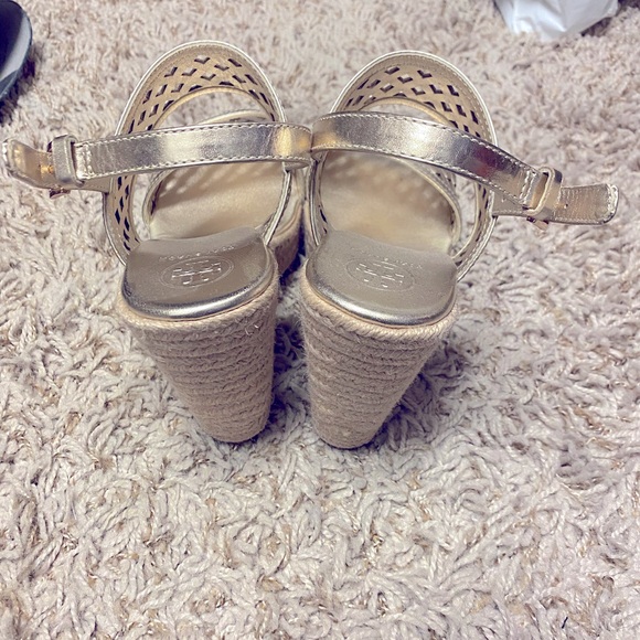 Beautiful Tory Burch gold wedges - Picture 3 of 4